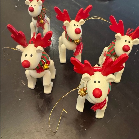 Vintage AVON Reindeer Ornaments  Set of 5 Festive Reindeer Wood Ornaments - Picture 2 of 3
